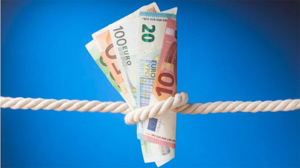 Cala il numero degli “affezionati al contante”
