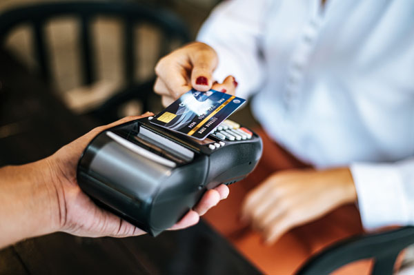 cresce utilizzo carte di pagamento in italia verso fine era del contante